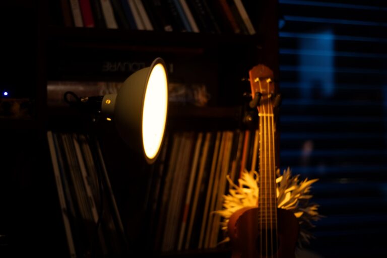 Lampa Oranžovka večer svítí na kytaru