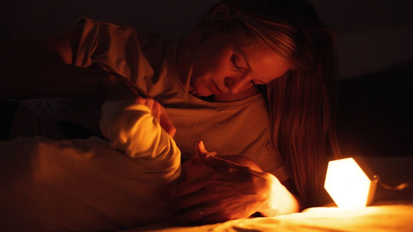 Žena v noci koní miminko a u toho jí svítí Noční světlo ORANŽOVKA1 bez modrého světla s pohybovým senzorem