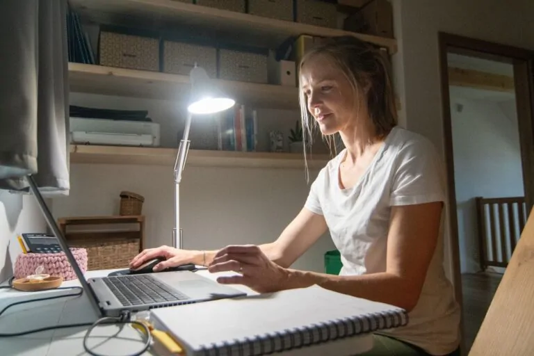 práce na počítači a stolní lampa Oranžovka