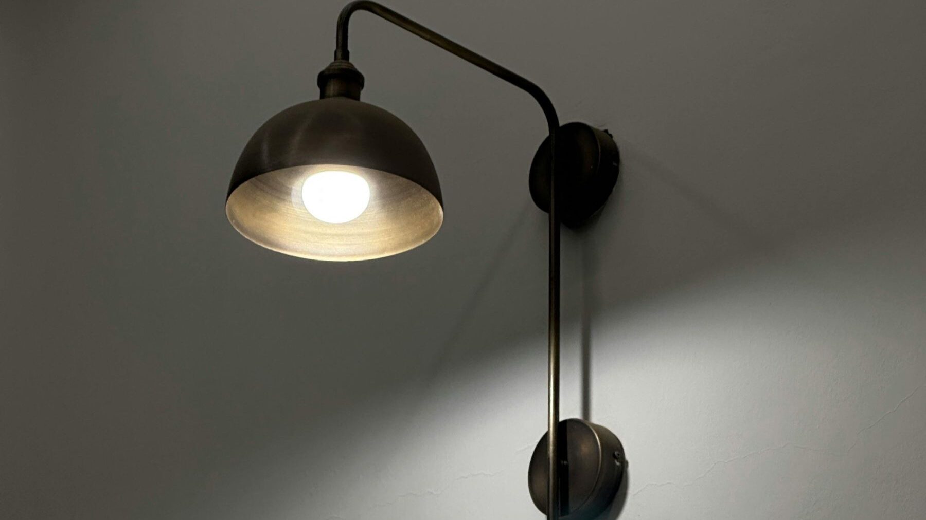 Rozsvícená černá nástěnná lampa