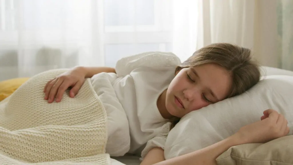 Dítě spí v posteli