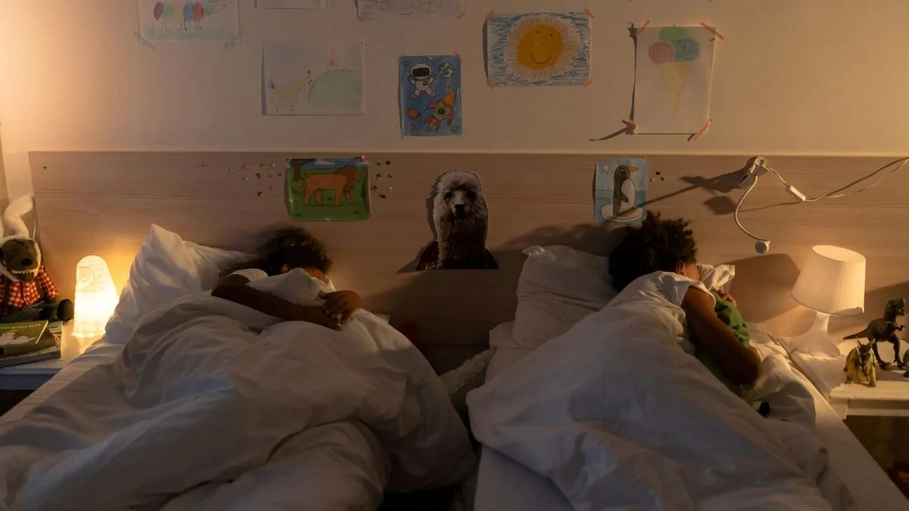 Děti spí v posteli