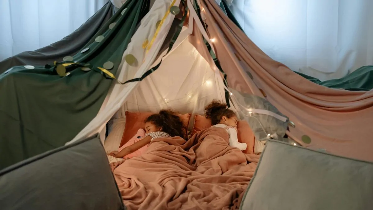 Děti spí v posteli