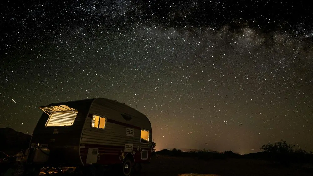 Karavan večer a světlo uvnitř