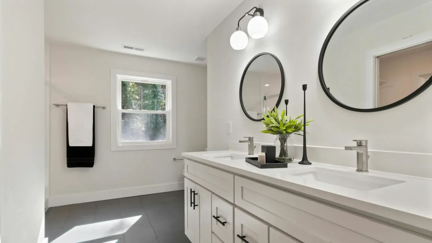 Světla nad zrcadlem v koupelně