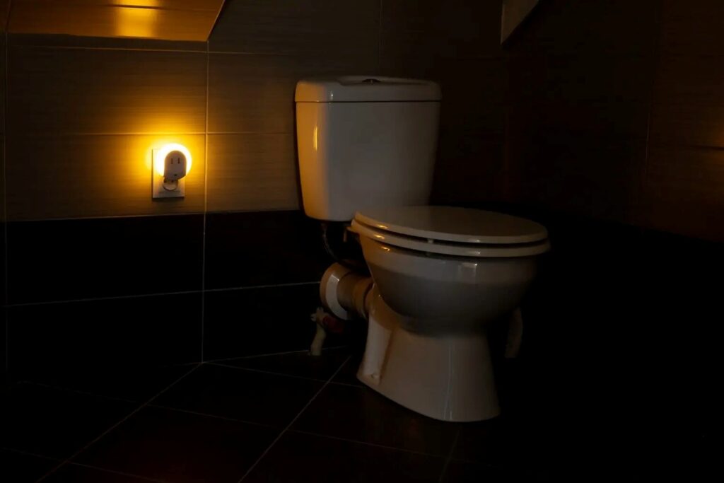 Noční světlo v zásuvce na toaletě