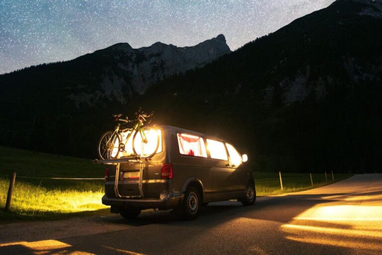 Obytná dodávka večer a světlo uvnitř