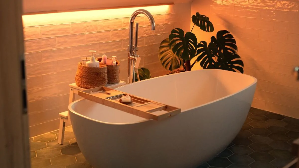 Večerní osvětlení vany v koupelně